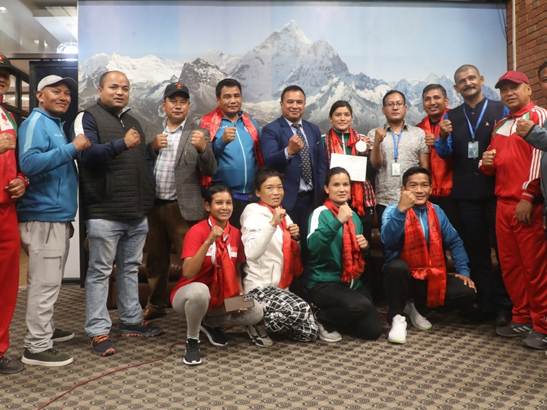 अन्तर्राष्ट्रिय खुला बक्सिङमा कास्य लिएर फर्केकाे नेपाली टोलीलाई विमानस्थलमा स्वागत