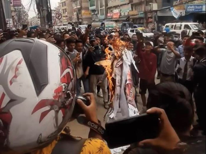 नायिका मिरुना मगरविरुद्ध काठमाडौंमा प्रदर्शन, कबड्डी–४ को पोस्टर जलाइयो