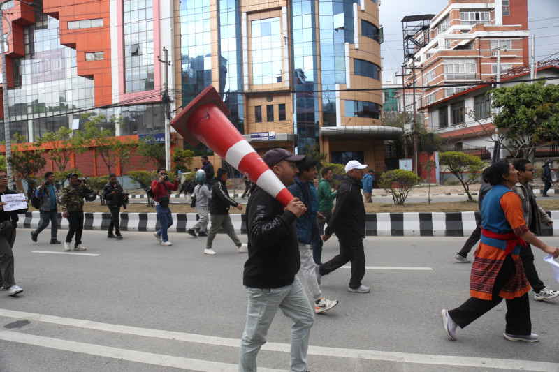 तस्वीरमा हेर्नुहोस् बबरमहलमा प्रहरी र प्रदर्शनकारीबीच झडप