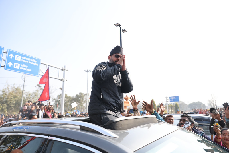 नेपालगञ्ज पुगे बालेन, विमानस्थलमा स्वागत गर्नेको भिड (तस्वीरहरू)