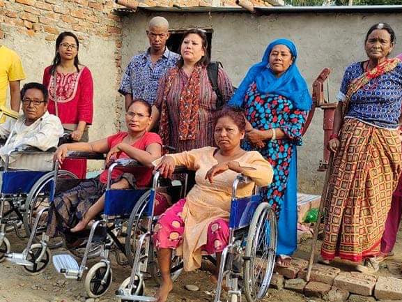 घिस्रिएर मतदान गर्न बाध्य अपाङ्गलाई इशा गुरुङले बेलायतबाट पठाइदिइन् ह्वील चेयर 