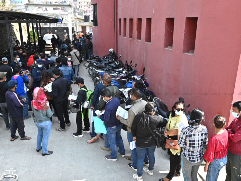 लाइन बसेरै घण्टौँ बिताउँछन् सेवाग्राही, तर बन्दैन काम