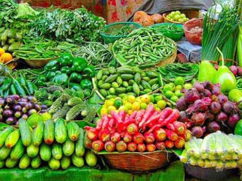 तरकारी बजारमा बिचाैलिया राज, तिहारको मुखमा आकासियाे भाउ