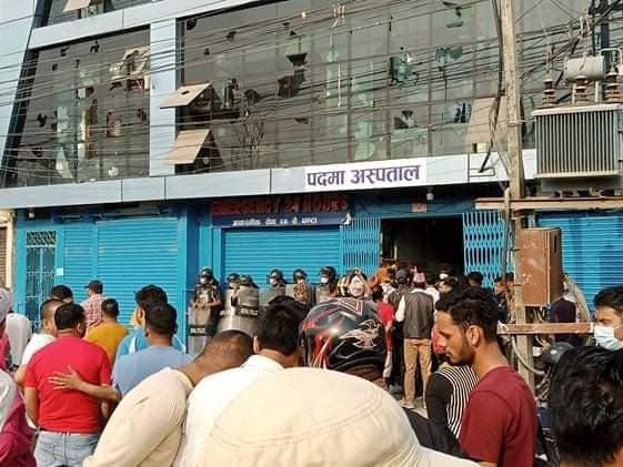 कैलालीकाे पद्‌मा अस्पतालमा ताेडफाेड, प्रहरीले अश्रुग्यास हान्याे