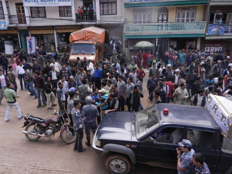सत्ता गठबन्धन र एमाले कार्यकर्ताबीच दिनदिनै झडप हुन थालेपछि दोलखा प्रवेशमा कडाइ