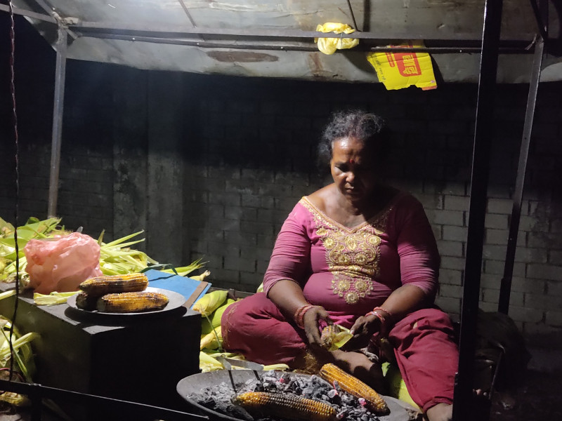 भित्र मतगणना चलिरहँदा बाहिरका ठेला व्यापारी भन्छन्- भरतपुरबाट हामीलाई नलखेटियाेस्