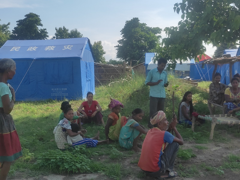 बाढीले बस्ती बगाएपछि कैलालीकाे शिवरत्नपुरका बासिन्दाकाे बिचल्ली, टेन्ट पनि चुहियाे