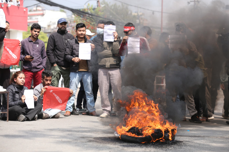 ओली पक्राउको विरोधमा अनेरास्ववियुले गर्‍यो टायर बालेर प्रदर्शन [तस्वीरहरू]