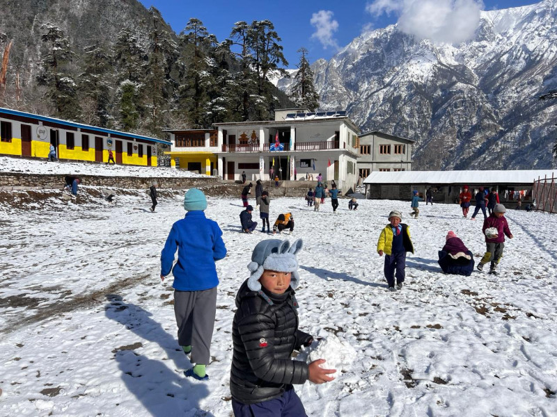 हिउँमा खेल्दै पढ्दै...