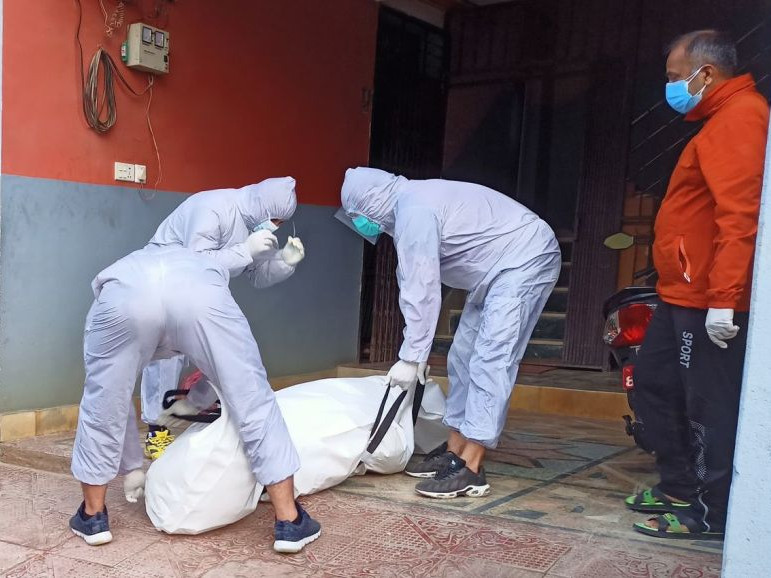 अक्सिजनको हाहाकार : ‘अस्पतालले अक्सिजन छैन भनेर पठायो, हामीलाई आमाले छाडेर जानुभो’