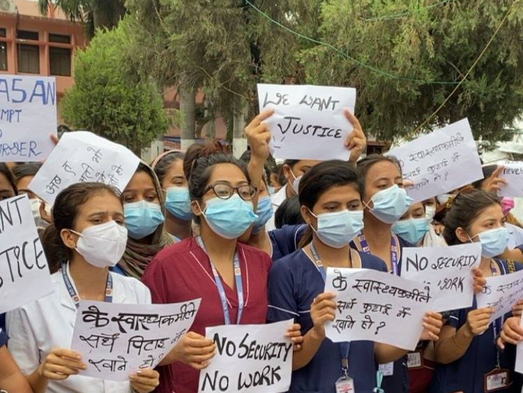 कुटपिट घटनापछि भेरी अस्पतालका स्वास्थ्यकर्मी आन्दोलित (तस्वीरहरू)