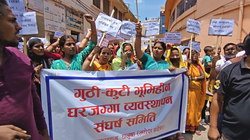 जनकपुरधाममा गुठीको जग्गामा बसेकाहरूले मागे प्रधानमन्त्रीको राजीनामा
