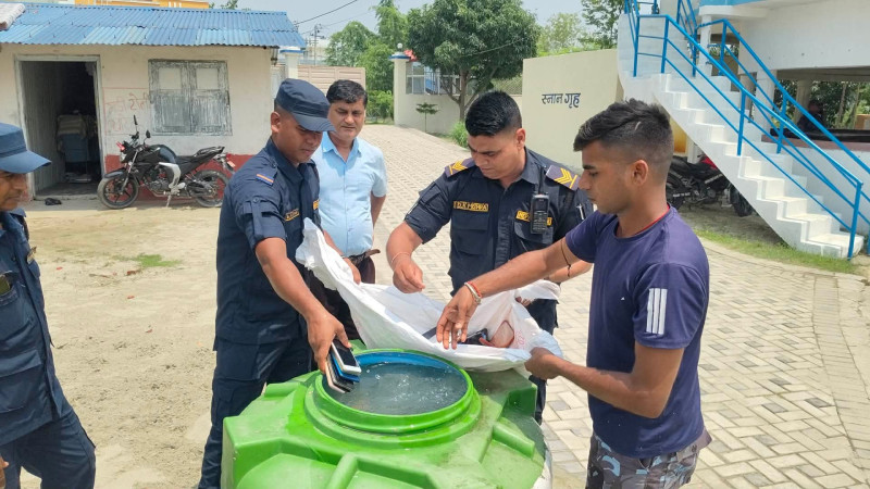 विद्यार्थीबाट जफत गरिएकाे मोबाइल नष्ट गर्ने प्रशासनको निर्णय विवादमा, विद्यार्थी–अभिभावक आन्दोलित
