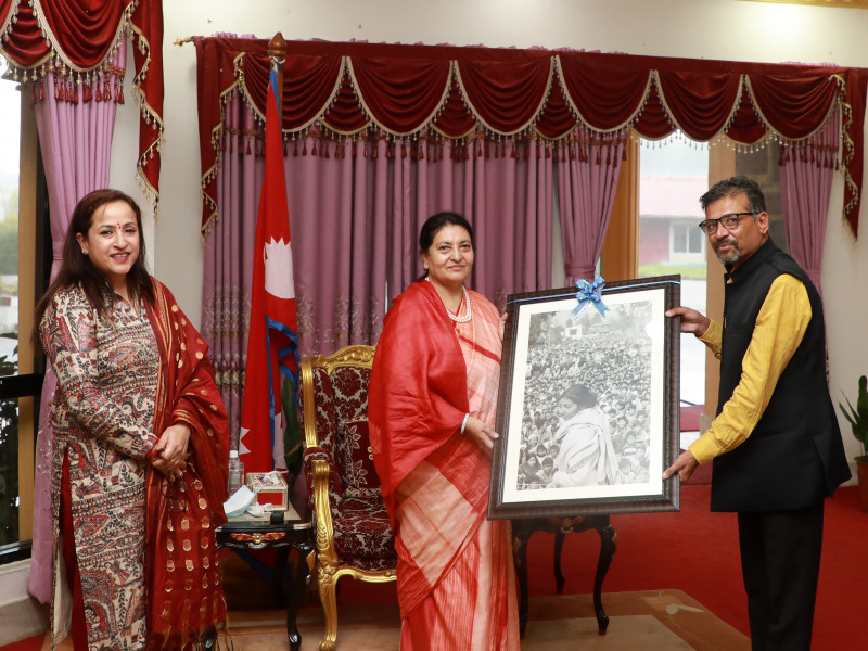 २८ वर्ष पुरानो आफ्नो फोटो बुझेपछि भावुक भएकी राष्ट्रपतिले भनिन्- यसले मलाई पुराना दिनमा फर्काइदियो