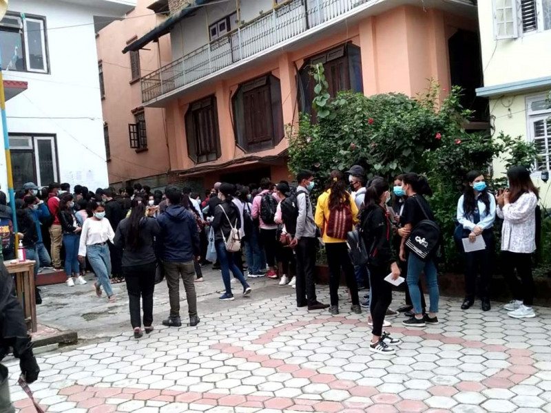 त्रिवि परीक्षा : खै स्वास्थ्य मापदण्डकाे पालना ?