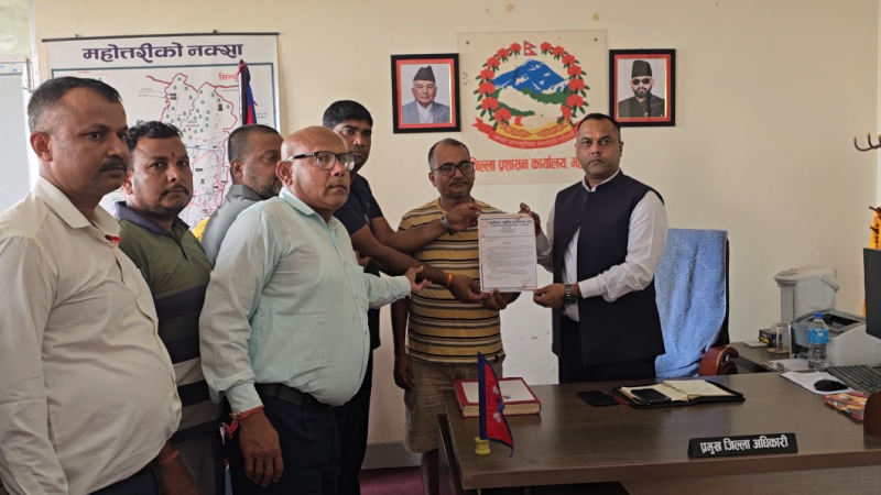 अनुगमनको शैलीप्रति असन्तुष्टि जनाउँदै जलेश्वरका व्यवसायीद्वारा बजार बन्द
