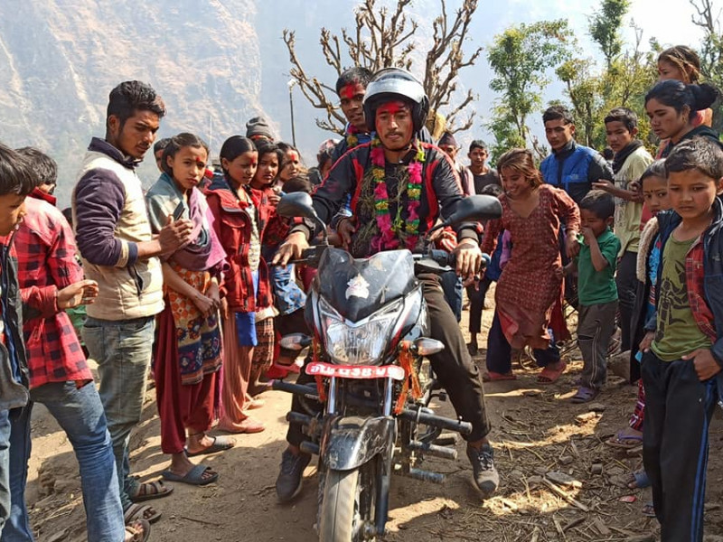 कालिकाेटकाे लालुगाउँमा पहिलो पटक पुग्यो मोटरसाइकल, स्थानीयद्वारा भव्य स्वागत 