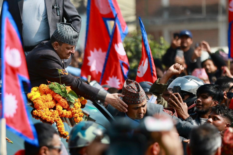 शुभेच्छुकको भिड छिचोल्दै पूर्वराजा शाह विमानस्थलबाट निर्मल निवासतिर [तस्वीरहरू]