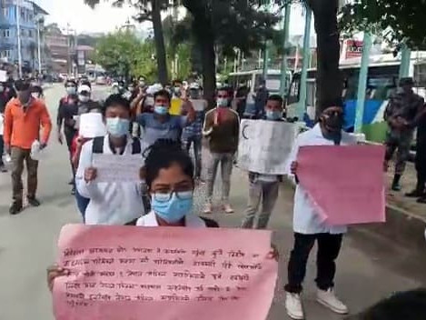 चीनमा एमबीबीएस गरेका विद्यार्थीद्वारा इन्टर्नसिपको माग गर्दै प्रदर्शन