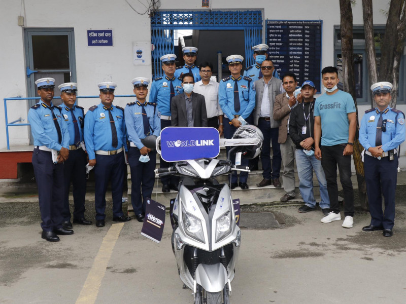 वर्ल्ड लिंकले ट्राफिक प्रहरीलाई दियो विद्युतीय स्कुटर