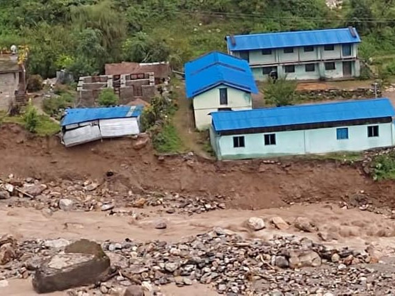 बाढीले विद्यालय बगाएपछि बझाङमा खुला चौरमा पढाइ, स्थानीय सरकारले अस्थायी टहरासमेत बनाएनन्