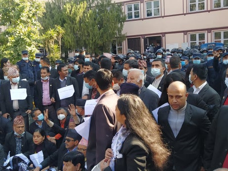 सर्वाेच्चकाे गेटमा आज पनि घम्साघम्सी