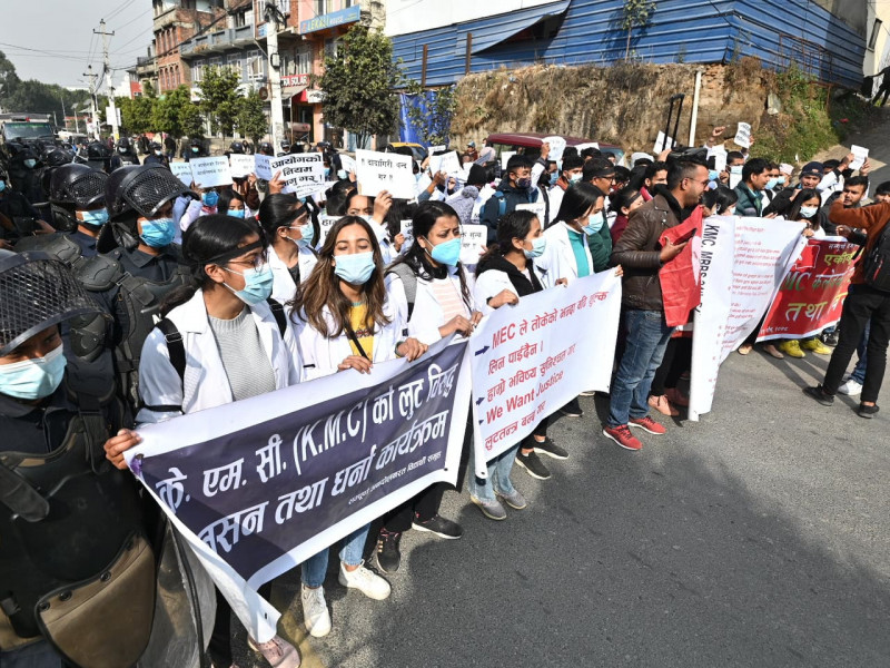 काठमाडौं मेडिकल कलेजका विद्यार्थीहरू किन छन् आन्दोलनमा ? (भिडियाेसहित)