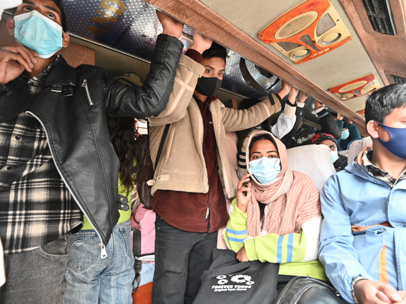 जोर बिजोरको असर : ठेलमठेल गर्दै यात्रा