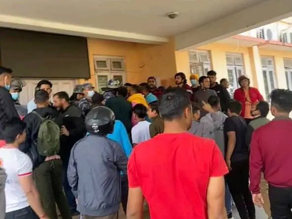 दमकल नपठाएको भन्दै मेचीनगर नगरपालिकामा तालाबन्दी, कर्मचारी थुनिए