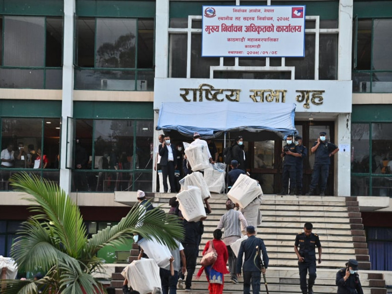 काठमाडौं महानगरमा मतपेटिका संकलन सुरु, सभागृह ल्याइँदै (फोटो फिचर) 