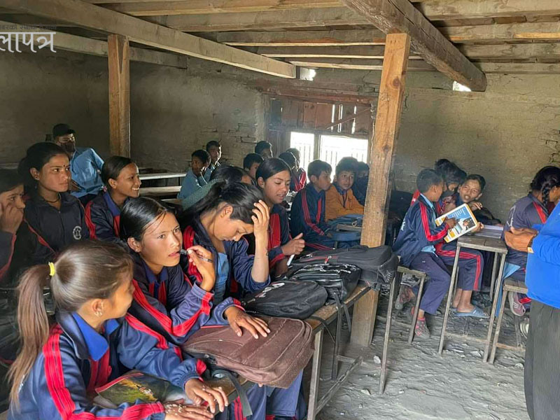 झोला र कापी छ, पढ्न किताब छैन