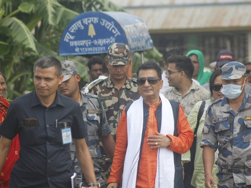 सुनसरीमा मेयरका उम्मेदवारलाई कांग्रेसीले खेदे, एमाले कार्यकर्ताले सञ्चारमन्त्रीलाई छेके