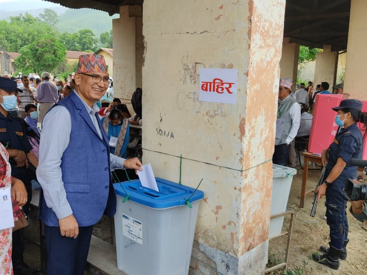 विष्णु पाैडेलले हास्दै गरे मतदान (तस्वीरहरू)