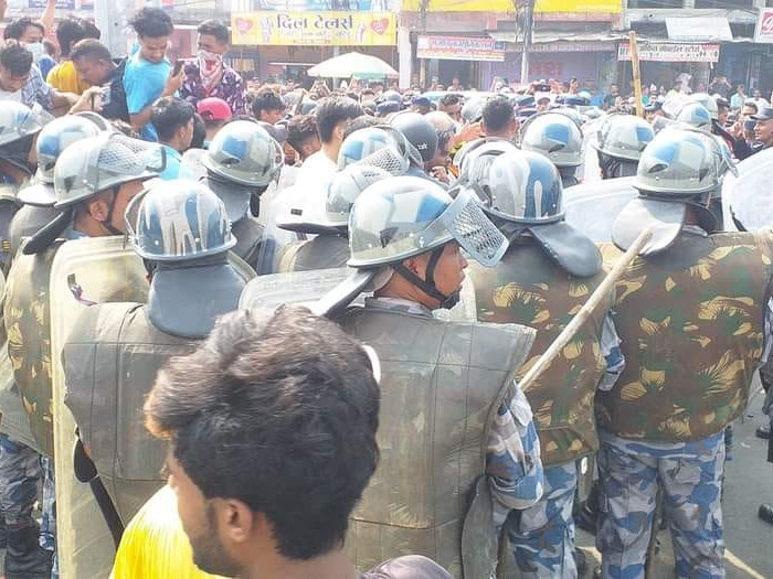 वीरेन्द्रकाे सालिक राख्ने विवादले नेपालगञ्जमा गाेली चल्याे, ९ प्रहरी घाइते