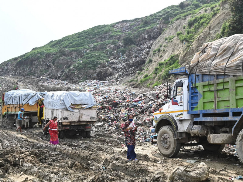 सिसडोलमै रोकिए फोहर बोकेका ट्रक, प्रहरी बोलाइयो