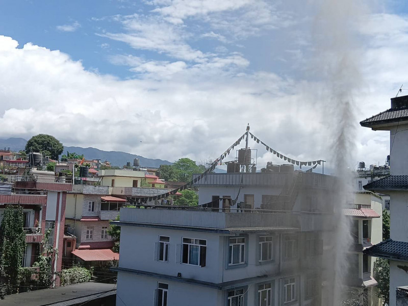 जोरपाटीमा बोरिङ खन्दा निस्कियाे ग्यास, पानी र लेदोको फोहोरा