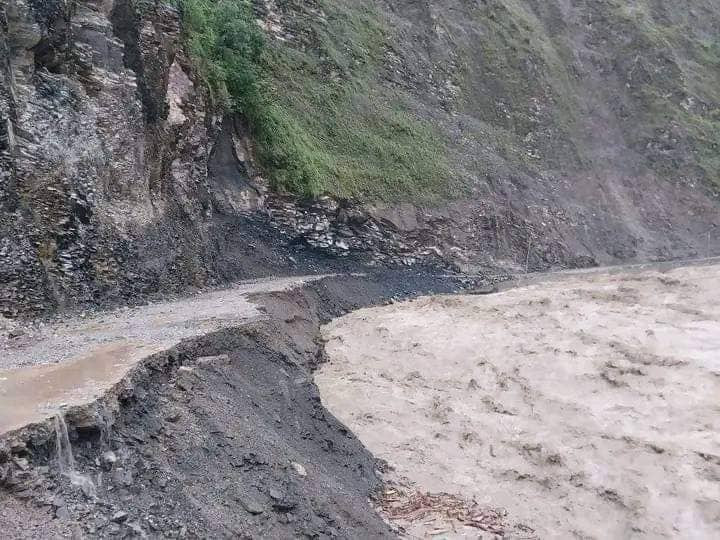 सेती नदीकाे बाढीले सडक बगायाे, जयपृथ्वी राजमार्ग बिहानैदेखि अवरुद्ध