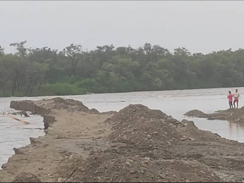 बाँध फुटाएर बस्तीमा पस्यो सप्तकोसी, सर्न थाले प्रभावित क्षेत्रका बासिन्दा