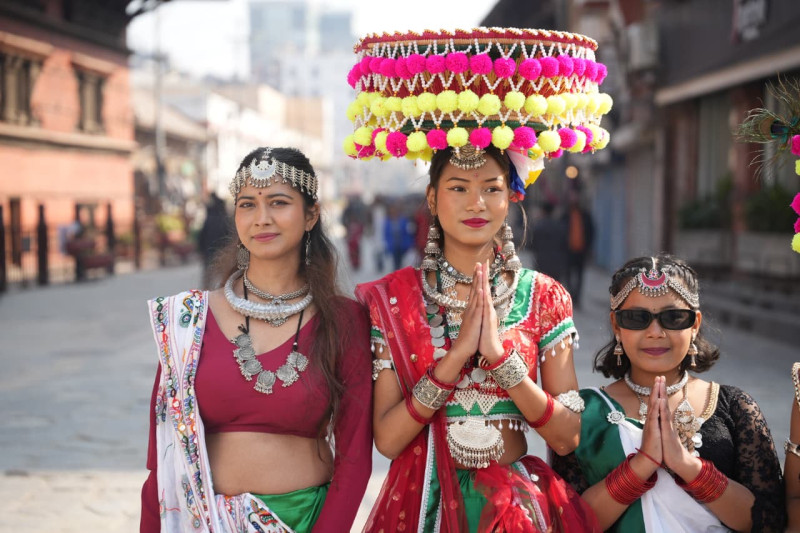 टुँडीखेलमा माघीको रौनक, परम्परागत पोशाक र परिकारमा रमाउँदै थारु समुदाय (तस्वीरहरू)