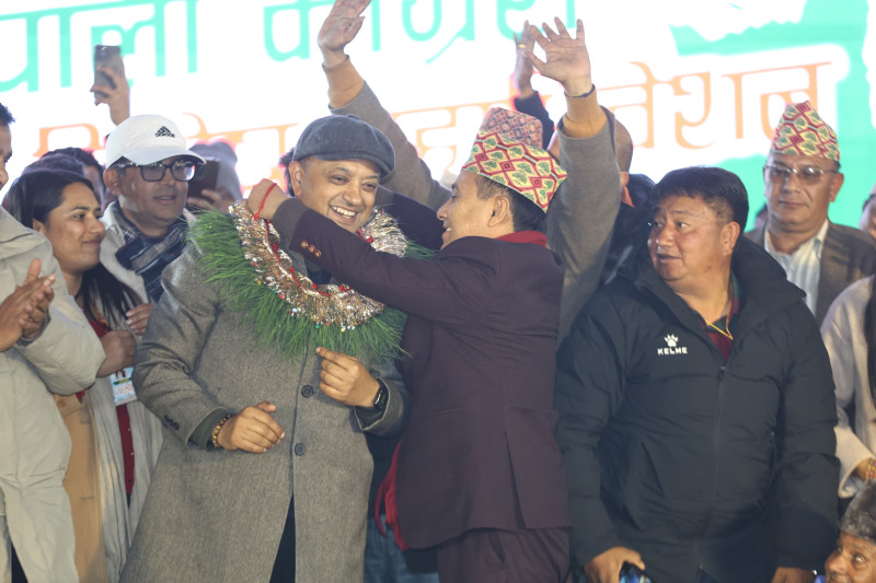 सभापति चयन भएपछि गगन थापालाई विश्वप्रकाशले लगाइदिए दुबोको माला (तस्वीरहरू)