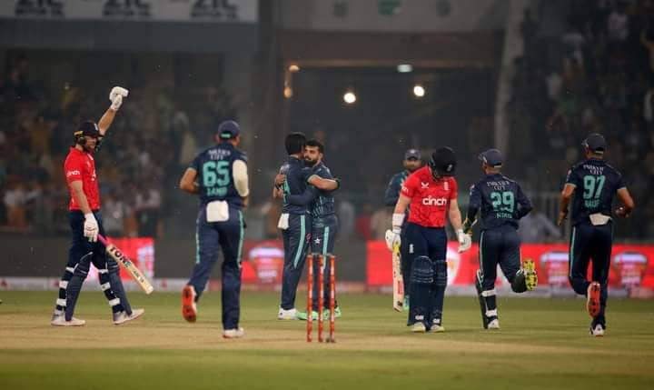 टी-ट्वेन्टी अन्तर्राष्ट्रिय क्रिकेटमा इंग्ल्यान्डमाथि पाकिस्तान ६ रनले विजयी