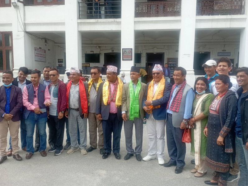 मनाेनयन दर्ताका लागि हुम्लाका एमाले उम्मेदवारले काठमाडाैंबाटै बुझाए कागजात