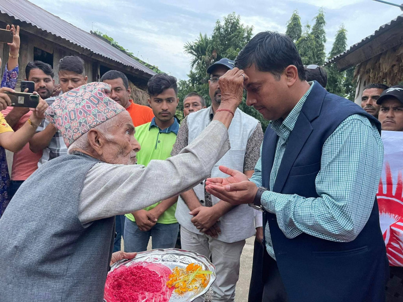 उम्मेदवारी दिएर महेश बर्तौला पुगेपछि शहीद पिताको आँशु थामिएन
