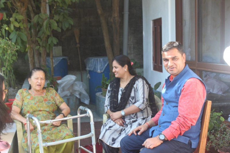 प्रदीप पौडेले भेेटे उज्वल थापाका बुबा आमा