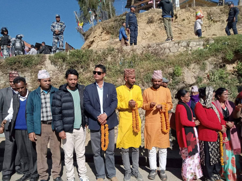 सागर ढकालले देउवालाई माला लगाउन पाएनन्, टाढैबाट चढाए फूल