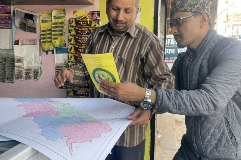 चुच्चे नक्सा बोकेर भोट मागिरहेका अर्याल भन्छन्– म धेरै उत्साहित छु