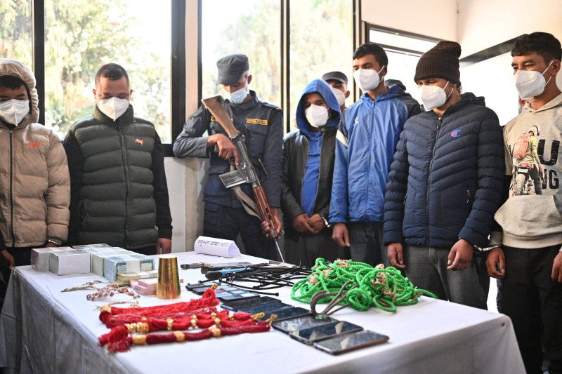 सुन लुट्न प्रहरी हवल्दारको पोशाकमा पेस्तोलसहित पुगेपछि...