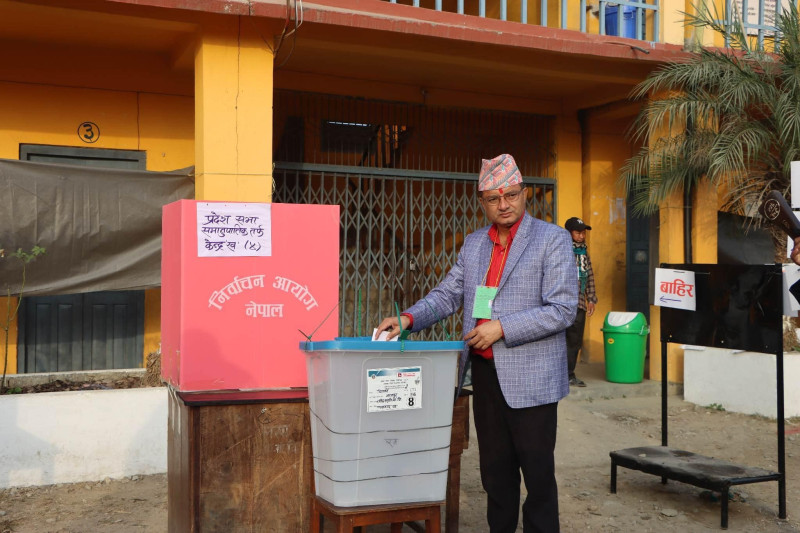 चितवन ३ मा कांग्रेसका बागी उम्मेदवार कोइरालाले गरे मतदान 