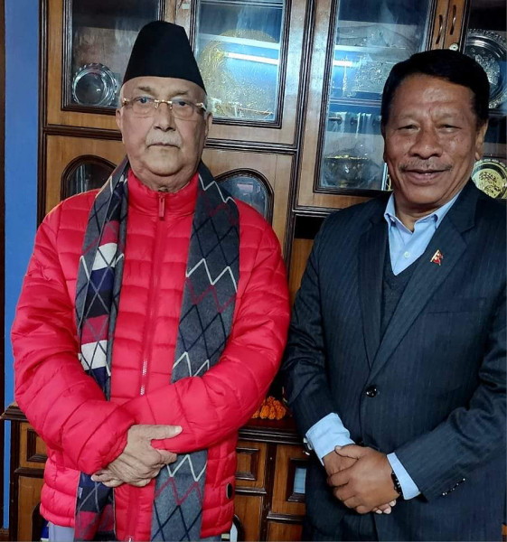 कांग्रेस नेता प्रकाशमानले भेटे एमाले अध्यक्ष ओली 