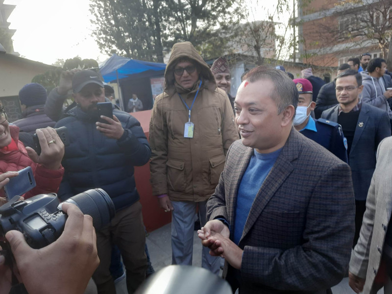 भाेट दिएकाे फाेटाे खिच्ने सांसदलाई गगन थापाकाे चुनाैती– छातीमा टाँस्नुस्, फेसबुकमा हाल्नुस्
